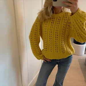 Stickad tröja i ull - Superfin stickad tröja i ullblandning💕 storlek L men sitter snyggt oversized på mig som normalt har xs/s! (OBS har repostat denna annons, hör av dig om egna bilder på tröjan!)