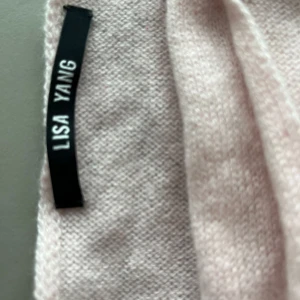 Cashmere halsduk Lisa Yang ljus rosa - Knappt använd mjuk cashmere sjal, perfekt till våren 