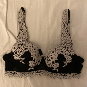 Intimissimi bh - Säljer denna bh från intimissimi då den blivit lite för liten för mig! Den är i storlek 75B och är otroligt skön att ha på sig. Nypris:519kr