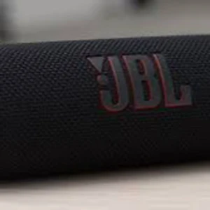JBL Flip 6 Bluetooth-högtalare - Säljer en JBL Flip 6 Bluetooth-högtalare i svart. Den är kompakt och bärbar med ett robust tygöverdrag och JBL-logga. Perfekt för utomhusbruk med vattentålig design. Låter fantastiskt med kraftfull bas och klar diskant. Anslut enkelt via Bluetooth och njut av musik var som helst. 🎶va inte rädda för att skriva, går att pruta om man är seriös 
