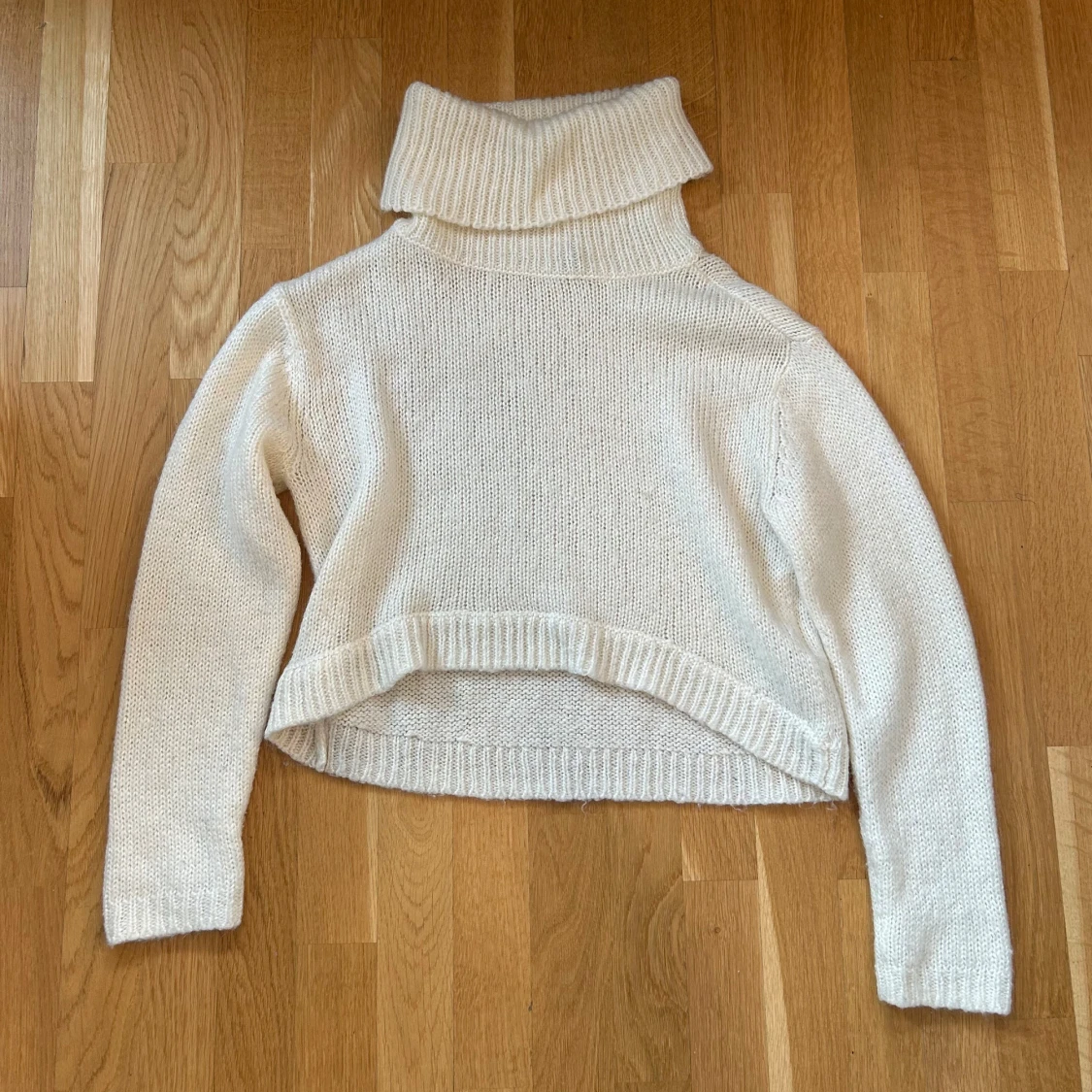 Vit stickad polotröja