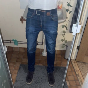 Nudie jeans - Nudie jeans i mycket bra skick helt utan defekter. Passar dig som är mellan 165-175 lång alltså ungefär W29 L30