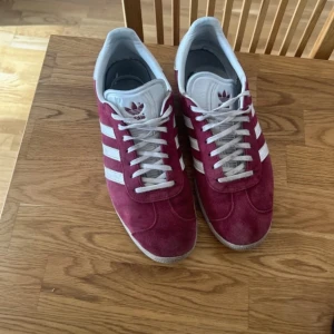  Adidas Gazelle sneakers - Snygga vinröda Adidas Gazelle sneakers 