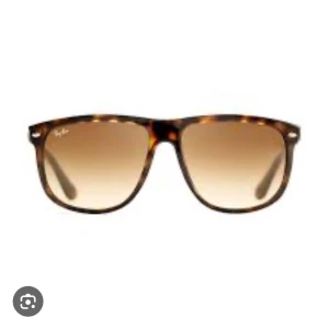 Solglasögon från Ray-Ban - Snygga solglasögon från Ray-Ban. Väldigt trendiga säljs för ett snabbt och otroligt pris. Först till kvarn! Ingen sommar outfit utan dessa :)