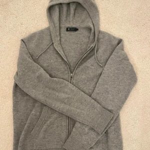 Grå stickad tröja - Säljer en riktigt snygg tröja från Riley då den inte riktigt passa, väldigt fint skick då den bara är använd en gång så 9/10 skick 