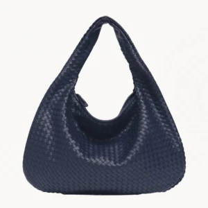 Bystenholt Noel väska - navy - Väskan är 1 år gammal och har blivit använd men har ingen tecken. Nypris 640kr. Passar en 13’ MacBook 