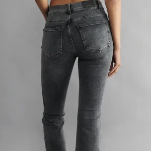 Low Rise bootcut jeans - Gråa lowrise bootcut jeans från Gina.  Str 32 passar mig som har s och är ca 168 Säljer för jag inte använder dom Lite slitna vid längst ner men man märker knappt, annars fel fria Kan ändra pris vid snabb affär