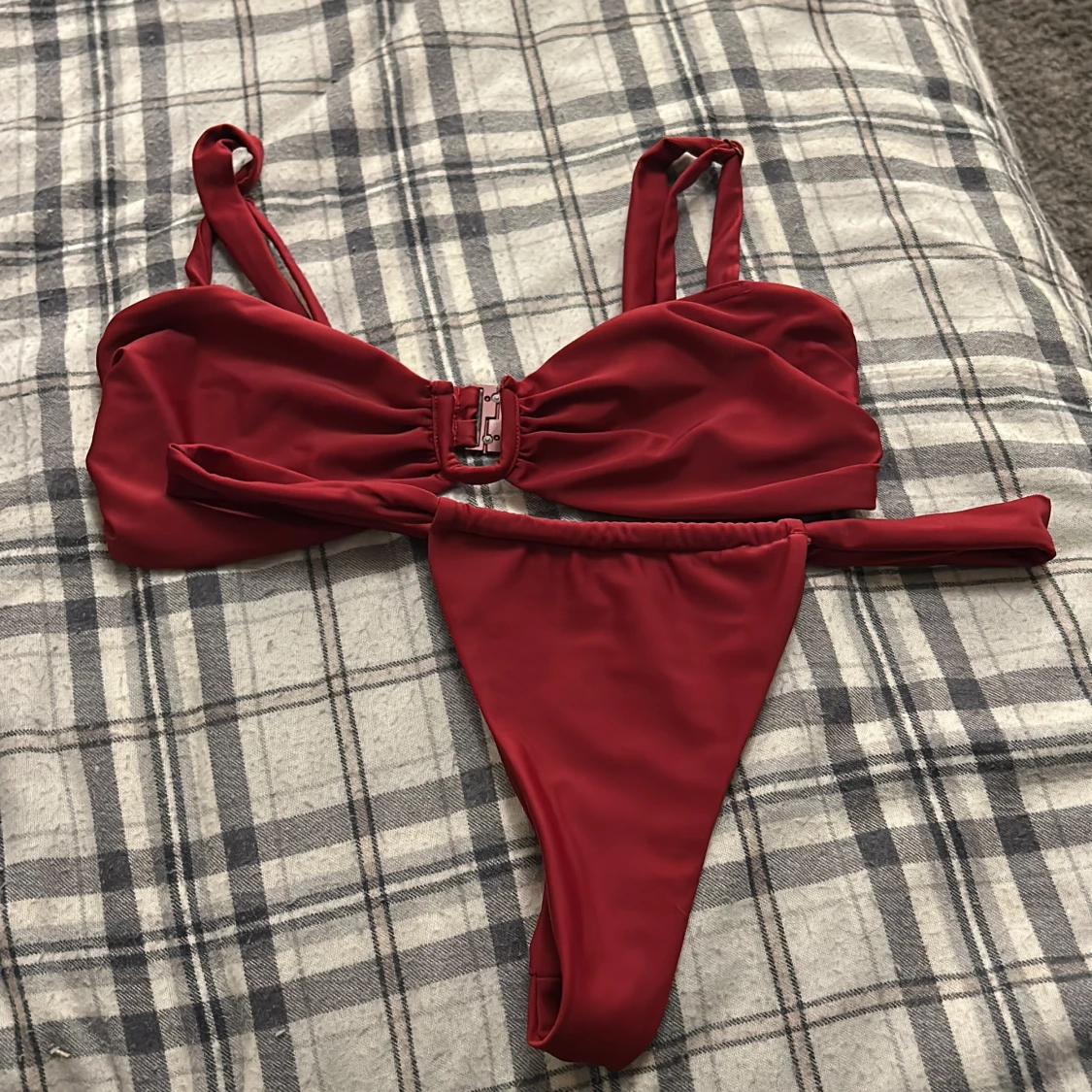 Röd bikini med spänne