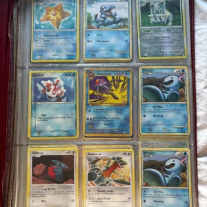 Pokémonkort - Samlaralbum - Hej, har 10st bilder så sammanlagt 100st kort ungefär som jag ska bli av med. Fråga om mer bilder så skickar jag gärna, allt ska bort och de är ett jäcklirt bra pris! 
