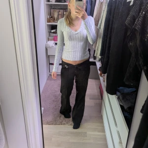 Svarta kostymbyxor  - Snygga kostymbyxor från Gina Tricot, använda fåtal gånger. Hör av er vid frågor!