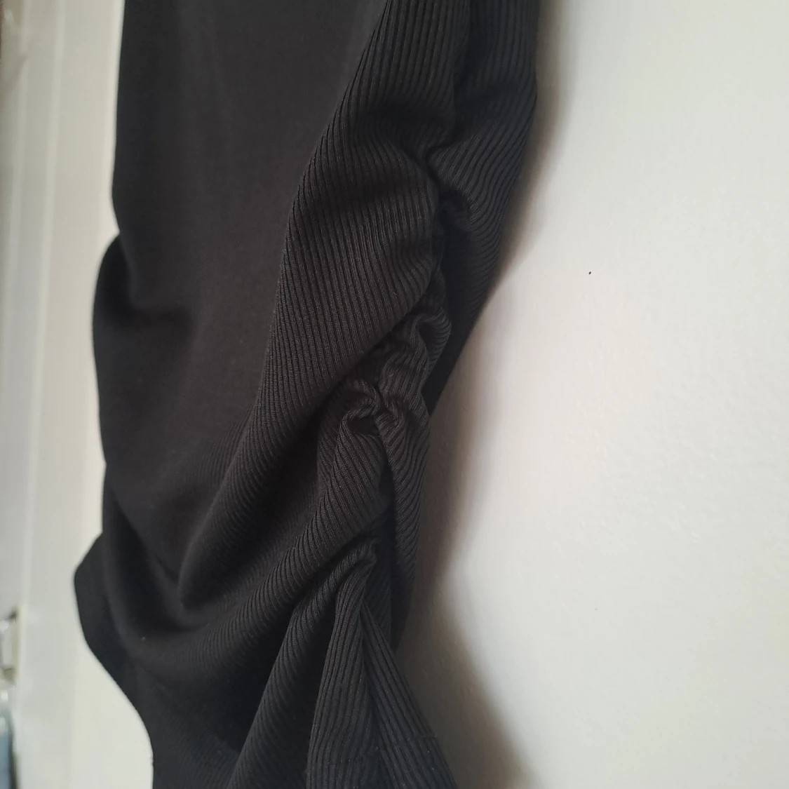 Svart ribbad polotopp med rynkade sidor - 2