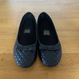 Trendiga svarta ballerinaskor - Jag säljer dessa jättefina och trendiga svarta ballerinaskorna i storlek 37 från Kappahl. De är jätte sköna och är i ett jättebra skick och har endast blivit använda 2 gånger och det var inomhus.