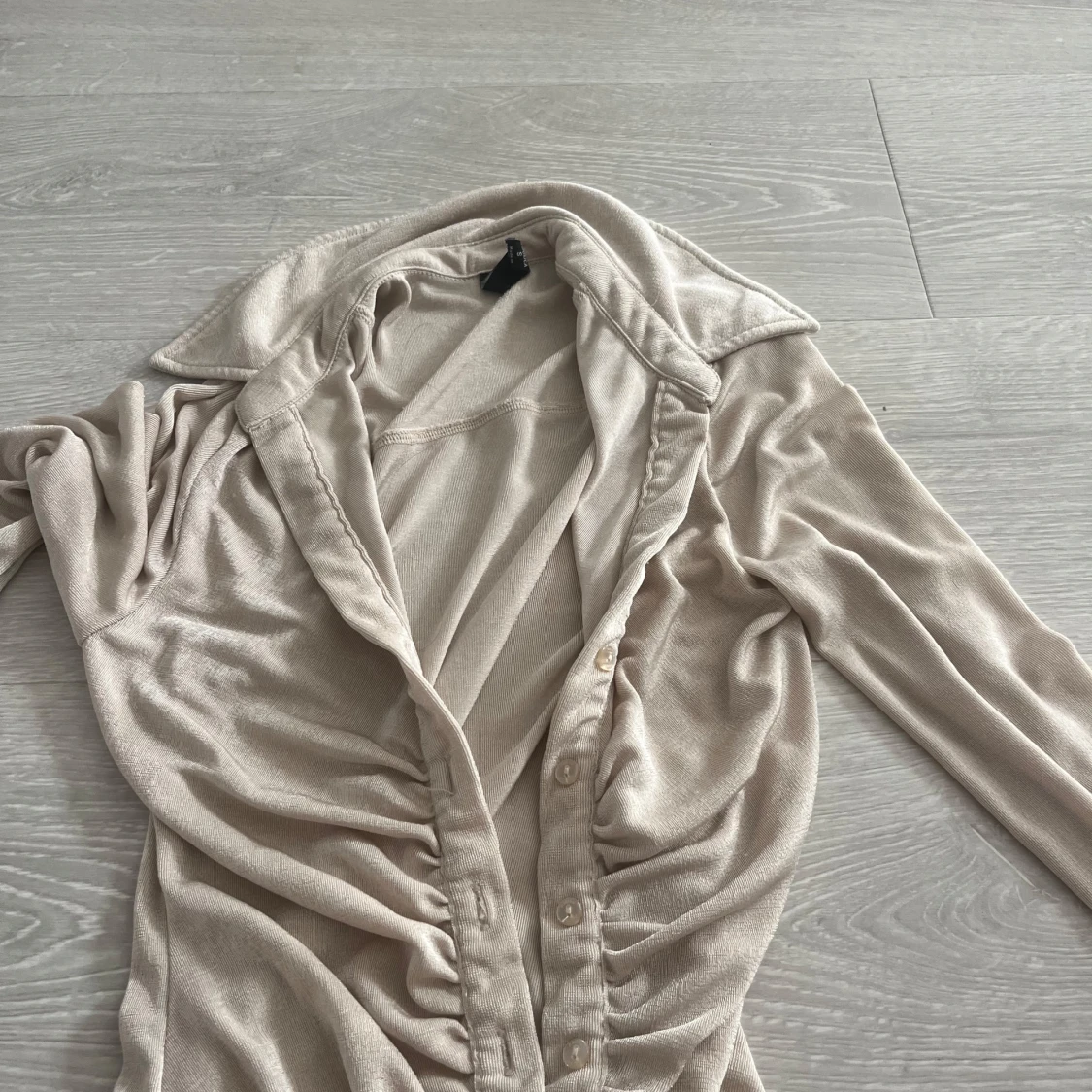 Beige glittrig  långärmad skjorta från Amisu - 1