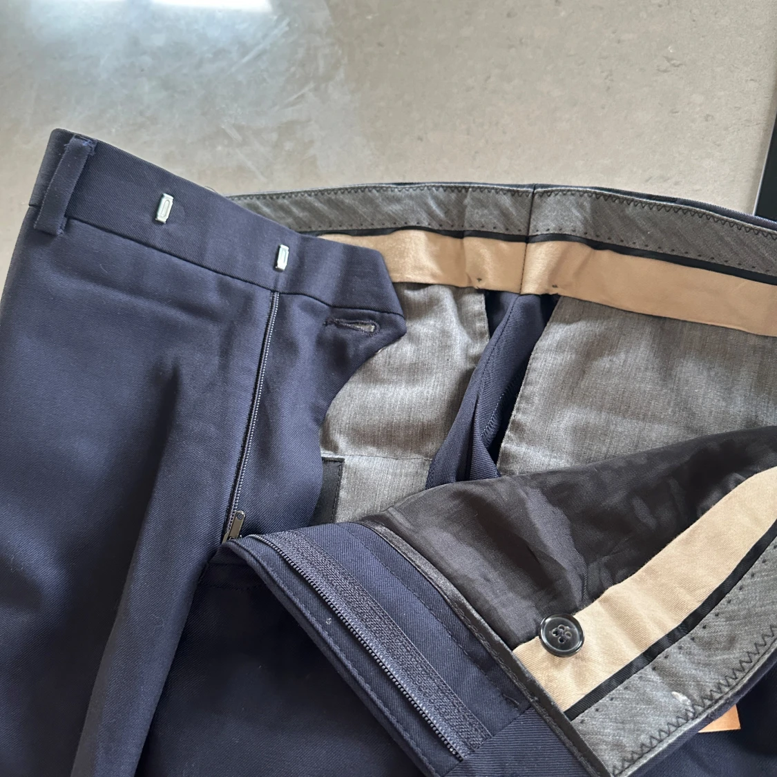 Mörkblå kostymbyxor Oscar Jacobson - 3