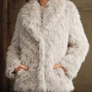 NY OANVÄND grå snygg pälsjacka, faux fur, fakepäls. Strlk S-M. - Helt ny och oanvänd grå snygg pälsjacka i faux fur/fakepäls. Storlek: Small-Medium. Jackan har en bred krage och en rak passform, samt 2 fickor. Stängs med hakar. Perfekt inför hösten att hålla värmen med stil. Säljes pga har 2 likadana. INGA defekter.