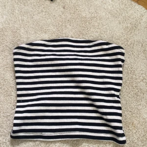 Randig Tuptopp  - Jätte fin randig Tuptopp från nakd i xs 