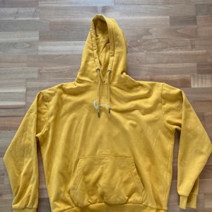 Karl Kani Hoodie  - Karl Kani Hoodie i utmärkt skick! Endast använts ett par gånger. Storlek M, oversized fit. Hämtas i Helsingborg eller skickas mot fraktkostnad. Väl mött, Adrian.
