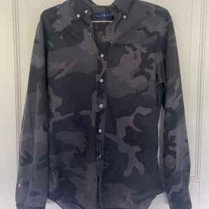 Ralph lauren skjorta - Säljer nu min asfeta Ralph lauren skjorta i den mest unika färgen! | Storlek S. | Väldigt bra skick. | Ovanlig camoflauge färg. | Släng iväg en signal vid funderingar så svarar jag snabbt. |