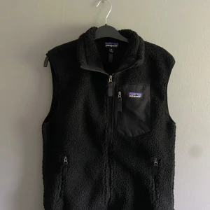 Svart fleeceväst Patagonia - Svart fleeceväst från Patagonia. Västen är i mycket bra skick och har inga tecken på användning. Har du några funderingar så skriv! Priset kan diskuteras!