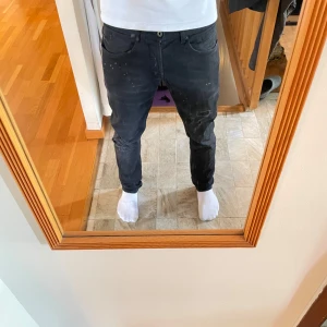 Dondup George - Feta Dondup slim jeans i bra skick med snygga slitningar⚜️