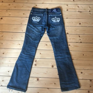 jeans från Victoria Beckham - Säljer dessa Victoria Beckham jeans pga de är för korta för mig. De är lågmidjade och bootcut och har snygga detaljer på fickorna. De är i bra skick förutom den lilla defekten längst ner på ena kanten men det är inget som märks. Midjemåttet tvärs över är 36 cm och innerbenslängden är ca 73 cm. Passar på mig som har storlek 34. Skriv till mig om frågor💓