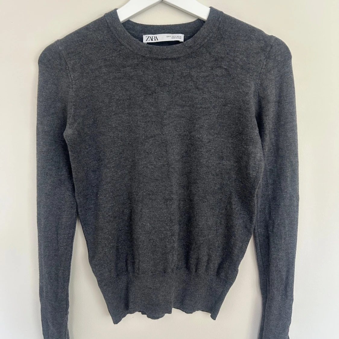 Mörkgrå stickad tröja från Zara