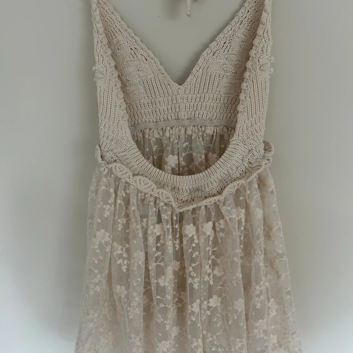 Beige spetstopp med virkad byst - 1