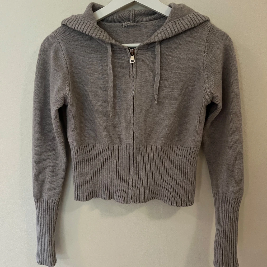 Grå croppad stickad hoodie - 1