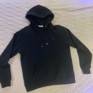 Christian Dior Hoodie - Fin svart CD Hoodie i mycket bra skick använd 2-3 gånger.