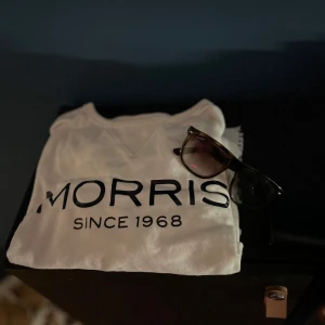 Vit tröja från Morris - Tja! Jag säljer nu min vita tröja från morris för den är för stor på mig. Perfekt för en stockholmstile och stilren look. Skriv om du har något funderingar över tröjan. PRIS MAN DISKUTERARS!
