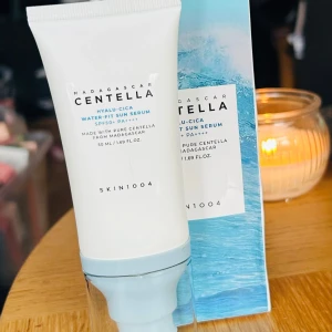 Madagascar Centella Hyalu-Cica Water-Fit Sun Serum från SKIN1004! - Madagascar Centella Hyalu-Cica Water-Fit Sun Serum med SPF50 från SKIN1004 är en ultralätt solkräm med en serumliknande konsistens som ger en luftig och daggfrisk finish utan vita rester på huden. Solkrämen blockerar effektivt UV-strålar för att förhindra tidiga ålderstecken. 50 ml. Plomberad.