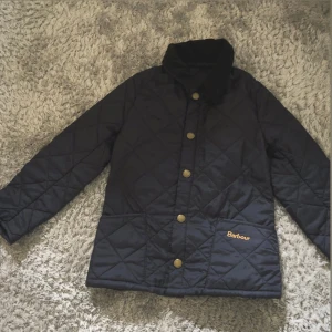 Mörkblå barn jacka från Barbour!  -  Mörkblå jacka från Barbour. Klassisk modell med guldiga knappar, krage i manchester och Barbour-logga broderad på fickan. Storleken passar 2-3 åringar!💙 priset går att diskutera!