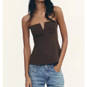 Brun topp - Säljer denna skitsnygga bandaue toppen från Zara med prislapp kvar! Aldrig använd! 