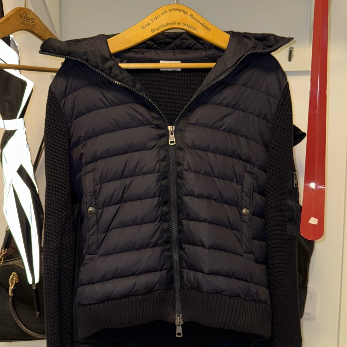 Svart Moncler cardigan med stickade ärmar