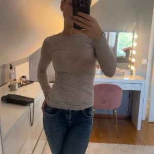 intimissimi topp - Beige topp från intimissimi som inte kommer till användning längre tyvärr. De finns en fläck på tröjan som jag tyvärr inte vet vart den kommer ifrån. Har inte heller riktigt försökt få bort så kan va så de försvinner om man försöker!