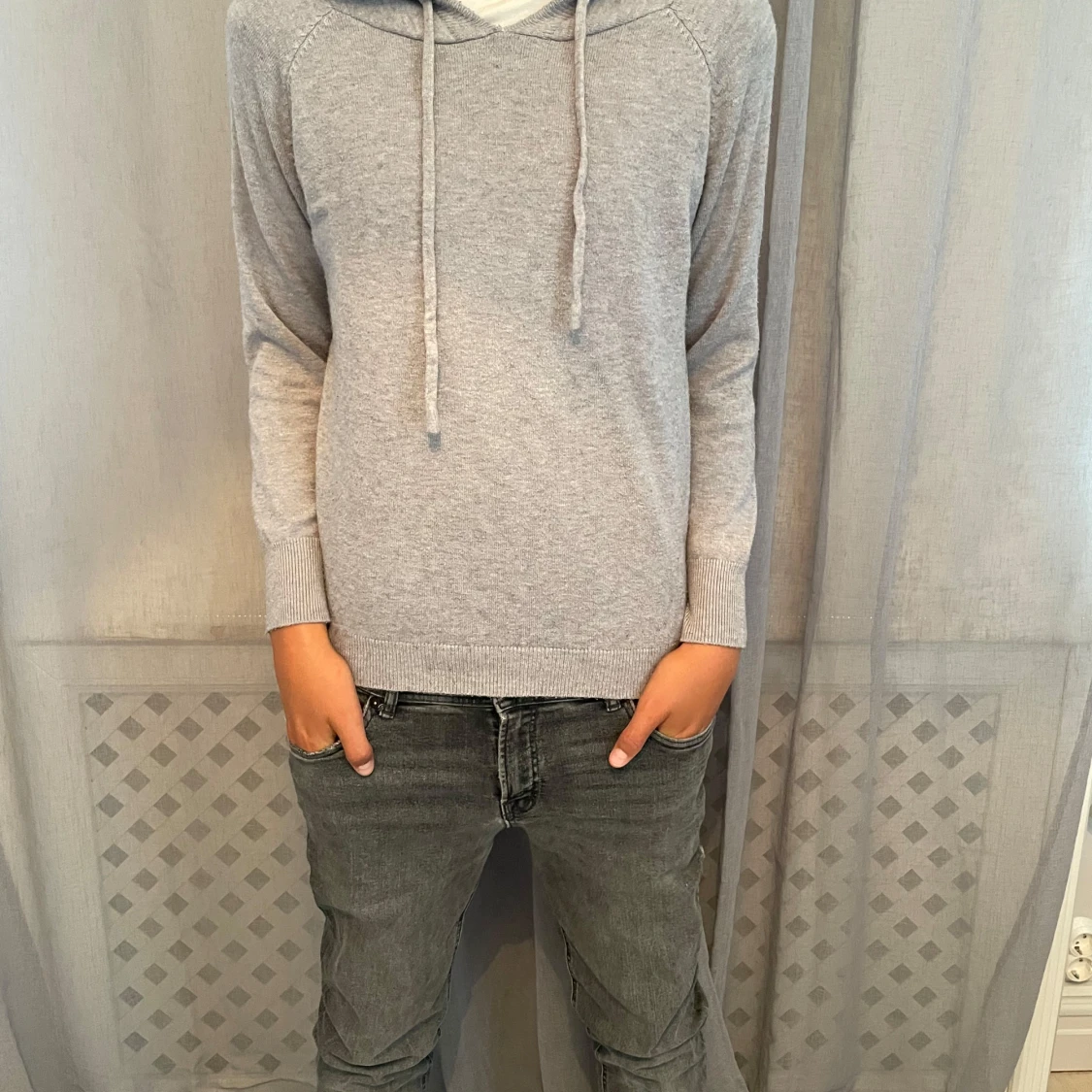 GRÅ MERINOULLS TRÖJA