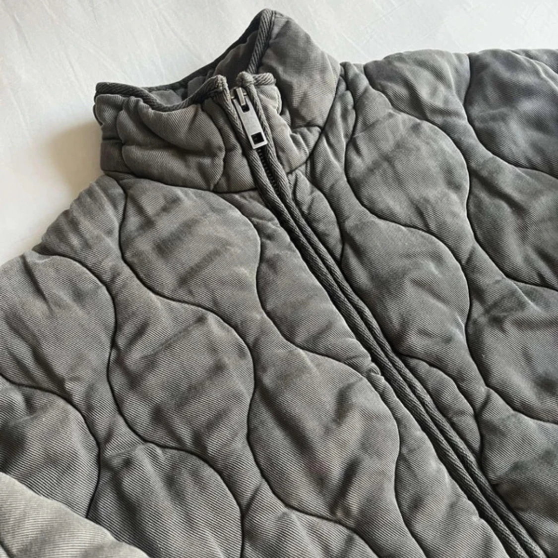 Grå quiltad jacka med dragkedja - 1