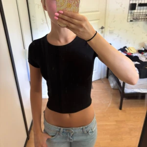 Svart T-shirt - Säljer en enkel och fin svart T-shirt från ginatricot i storlek xs😊.
