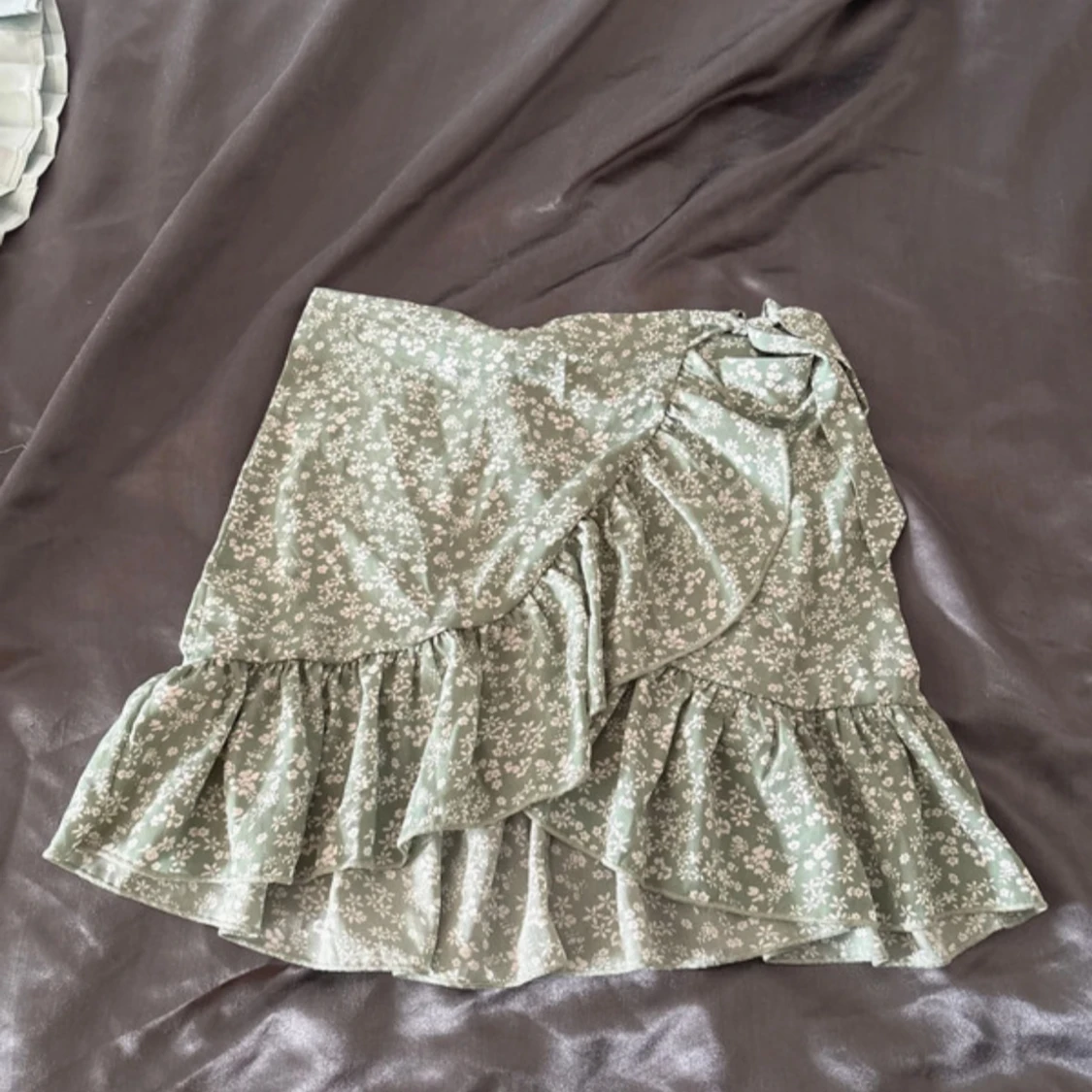 Grön blommig omlottkjol med volang