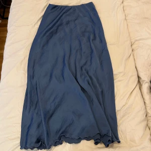 Siden långkjol - Säljer denna blåa långkjol från Branting då den inte kommer till användning. Inga defekter