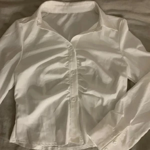 vit skjorta  - I storlek S, den är helt ny och aldrig använt, den passade inte mig så därför säljer jag den. 💗