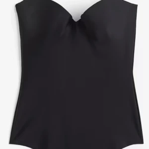 Svart body - Snygg svart body med hjärtformad urringning. Enkel och stilren design som passar perfekt till höga jeans eller kjol. Väldigt populär därav priset 