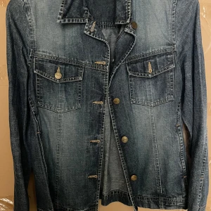 Jacka - Skön varm jacka finns till sommar och våde vinter dom är rkt sköna