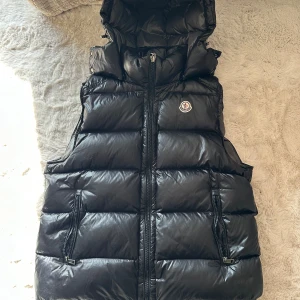 Moncler Väst - ⚫️Moncler Väst.  💰Pris 995kr 📌Skick 9/10 📏Storlek L 📬Fraktas någon timme efter köp. 🕺🏼Jag är 176cm lång och är lite förstor.
