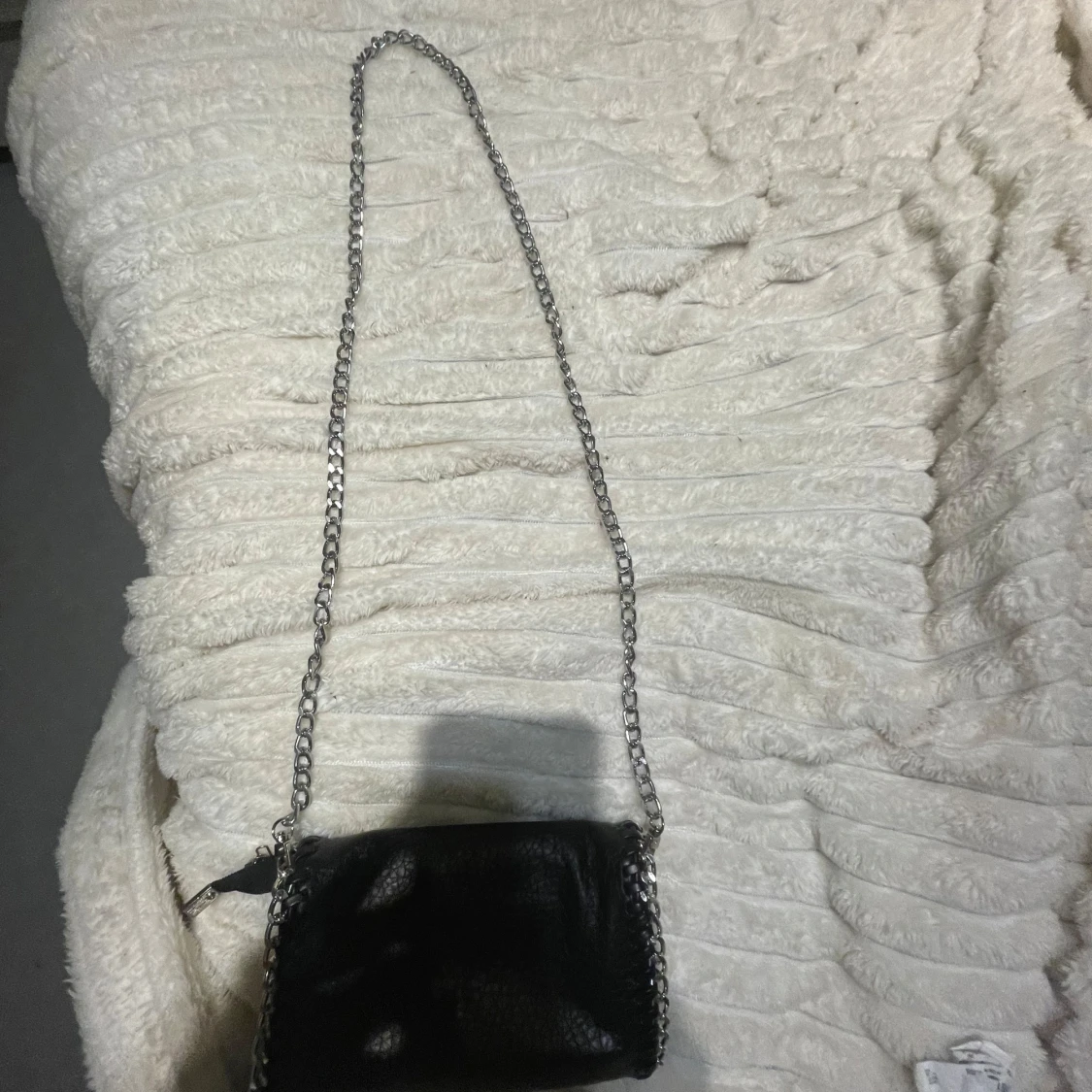 Svart axelväska med kedja - 3