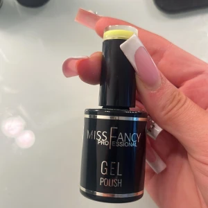 Miss Fancy Professional Gel Polish - Snyggt gelnagellack i en fräsch pastellgul nyans från Miss Fancy Professional. Kommer i en stilren svart flaska med silverdetaljer och praktisk penselapplikator. Inte använd och ny, om intresse skicka.💕har även flera saker 