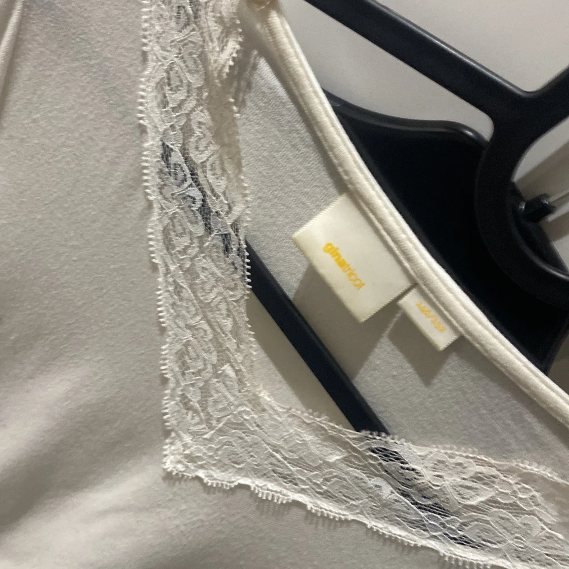 Vit långärmad topp med spets från Glamtool - 1