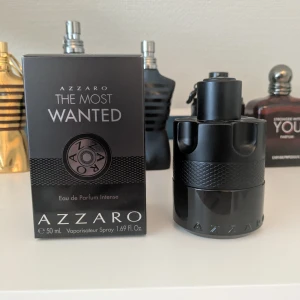 Azzaro The Most Wanted EdP 50ml - Azzaro The Most Wanted Edp intense 50ml, inte använd mycket så runt 45-40ml kvar. Superbra skick och inget fel på parfymen