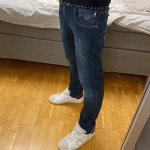 Replay anbass jeans - Tjena säljer dessa as feta mörkblåa replay anbass jeans i modellen slim fit i storlek 29/32. Jeansen är i gott skick och skicket är 9/10 och de har inga defekter. Jag på bilden är 175 cm och väger 62kg och de passar perfekt på mig. Tveka inte med att kontakta mig om du har några frågor!