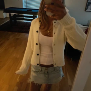 Stickad kofta från vero Moda -  Säljer en oanvänd stickad kofta från vero Moda storlek XS inga defekter prislappen av därav säljs den. Hör av er vid frågor. Nypris 500